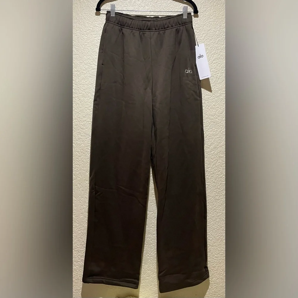 Alo Yoga NWT Accolade Straight Leg Sweatpants in Expresso Color Size M